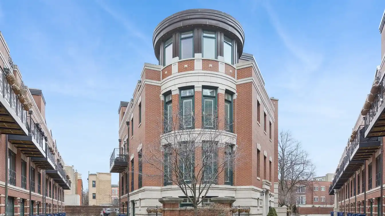 Private Corner Unit in the Townhomes at the Pointe