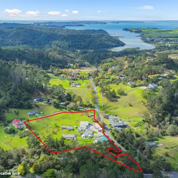 PEACEFUL ESTATE LIVING CLOSE TO URBAN CONVENIENCE