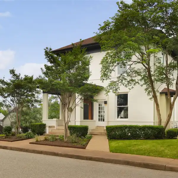 LUXURY RESIDENCE IN CHARMING CLARKSVILLE