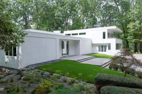 Contemporary Estate on 2.5 Private Acres