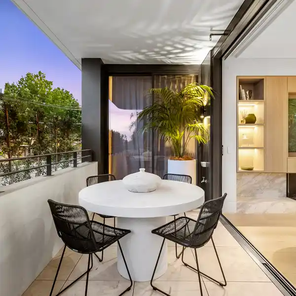 SCULPTURAL SERENITY MEETS URBAN SOPHISTICATION