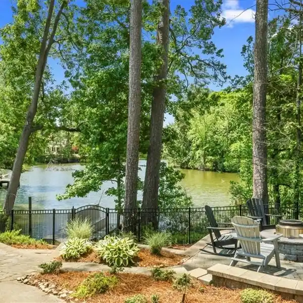 EXQUISITE HOME ON LAKE SMITH