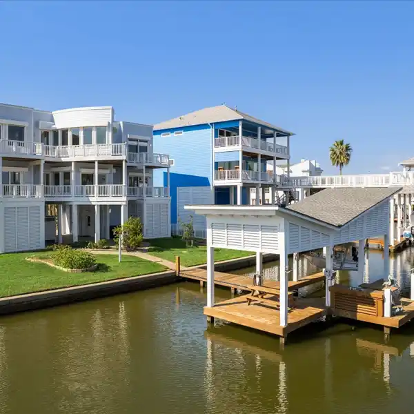 ARCHITECTURAL STUNNER SET ON THE CANAL