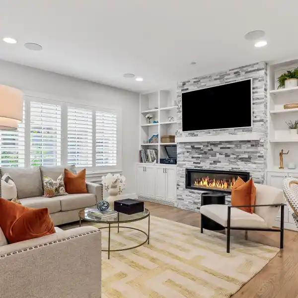 SLEEK TOWNHOME-STYLE CONDO