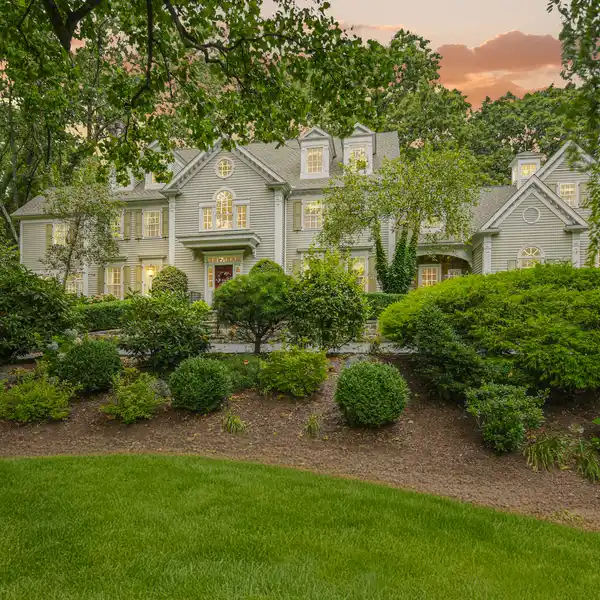 QUINTESSENTIAL NEW ENGLAND COLONIAL