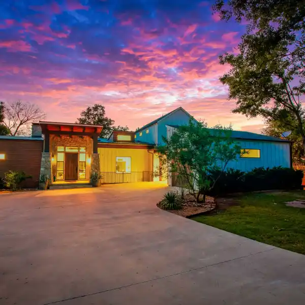 STUNNING CONTEMPORARY RETREAT
