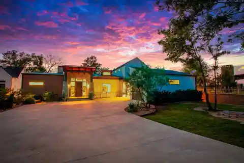 Stunning Contemporary Retreat