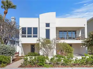 Modern Gulf-View Masterpiece