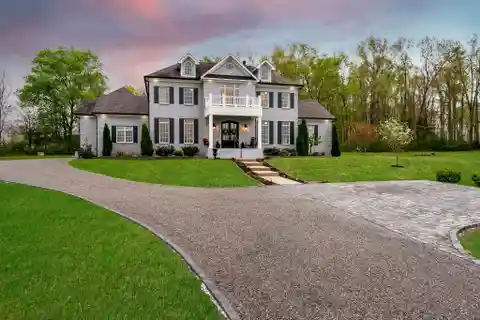 Magnificent Estate with Insulated Outbuilding