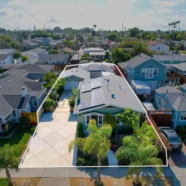 2 HOMES / INVESTMENT / MULTIGENERATIONAL LIVING / LIVE IN ONE RENT THE 2ND