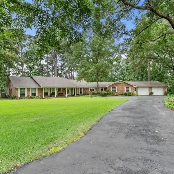 ULTIMATE LAKESIDE RETREAT