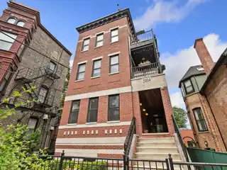 Stunning Extra Wide Duplex Down in Lincoln Park