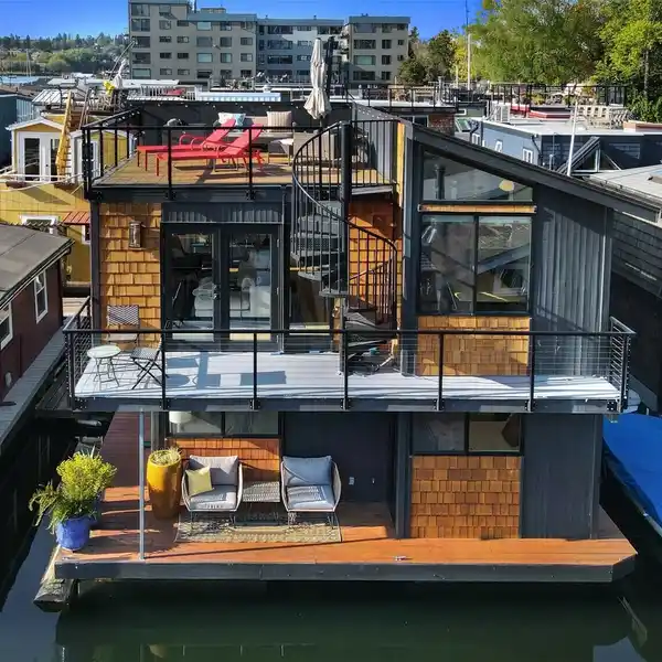 FLOATING HOME IN A FAMOUS COMMUNITY