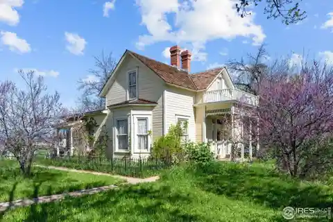 Timeless Farmstead Retreat: Historic Landmark with Modern Comforts and Event-Ready Barn in Boulder County