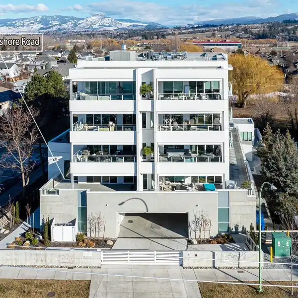 LUXURY LAKEVIEW LIVING