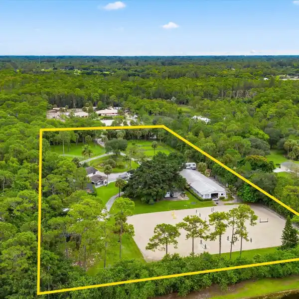 FABULOUS 5-ACRE EQUESTRIAN PROPERTY