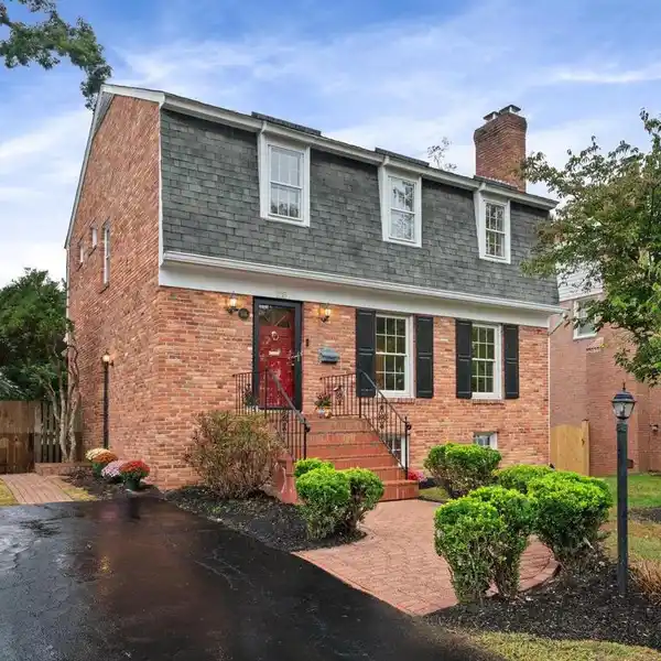 BEAUTIFULLY RENOVATED COLONIAL IN KINGS MANOR
