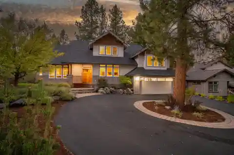 Luxury Living in Awbrey Glen