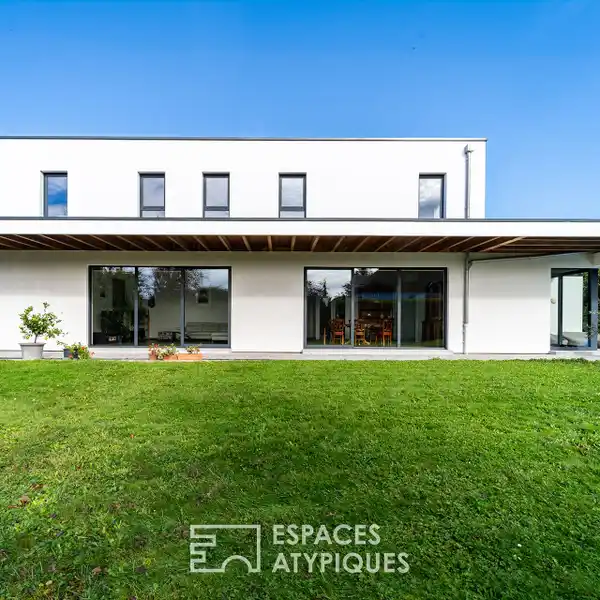 SLEEK VILLA IN A PEACEFUL SETTING