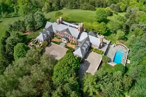 Distinguished Estate on 32-plus Acres