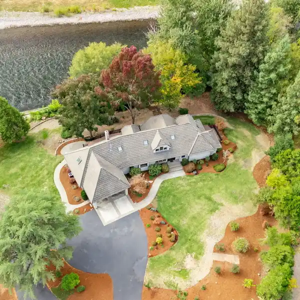 BEAUTIFUL PROPERTY OVERLOOKING THE ROGUE RIVER