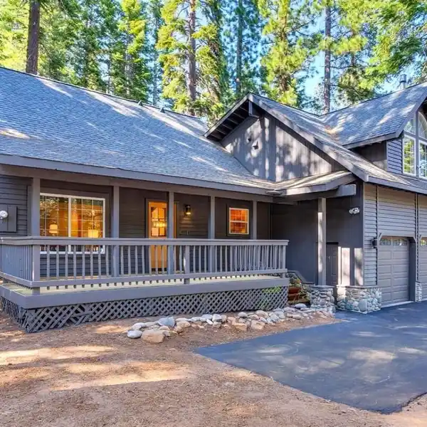 COZY TAHOE DONNER CABIN WITH SCENIC DECK AND CHARM