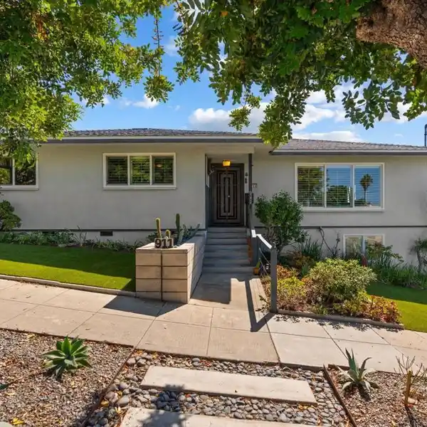 OCEANSIDE GEM WITH WEST-FACING DECK AND SUNSETS