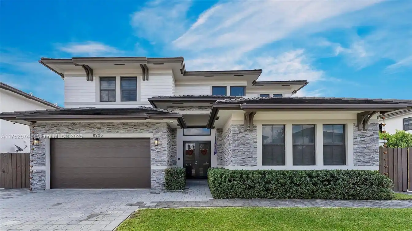 Luxurious New Home in an Eight-home Enclave