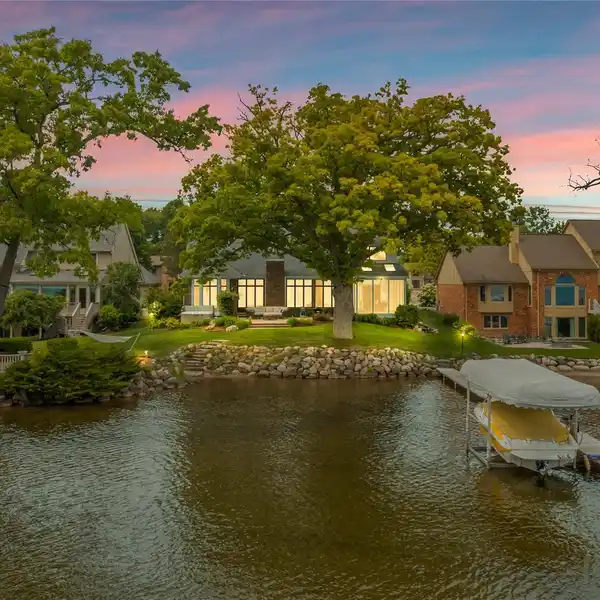 BEAUTIFULLY UPDATED LUXURY HOME ON LAKE VOORHEIS