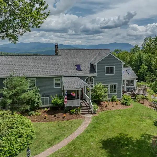 PRIVATE SANCTUARY OVERLOOKING BREATHTAKING MOUNTAIN VISTAS
