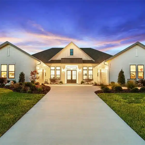 TIMELESS STYLE WITH MODERN FEATURES IN FLINT ROCK