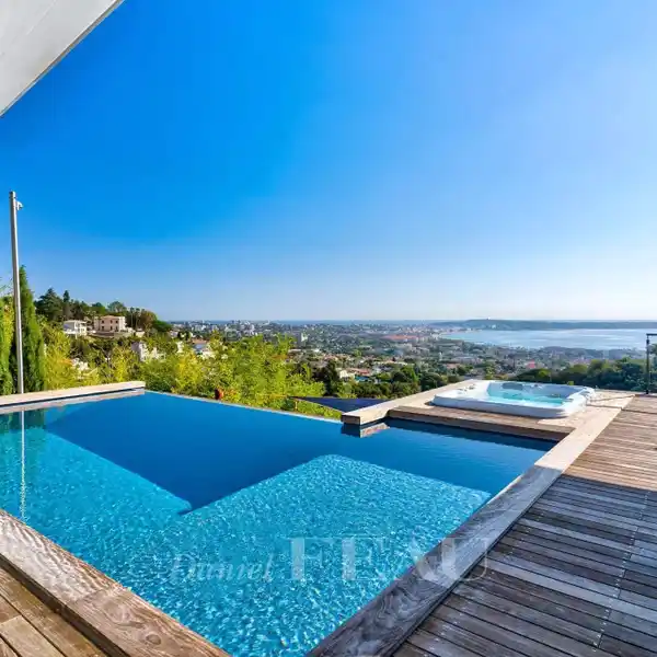 GORGEOUS HOME WITH INCREDIBLE VIEWS