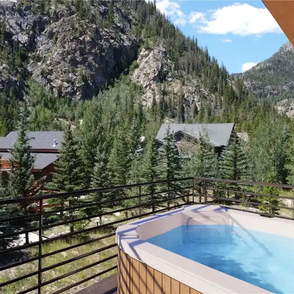 WONDERFUL RESIDENCE  AT THE BASE OF MOUNT ROYAL