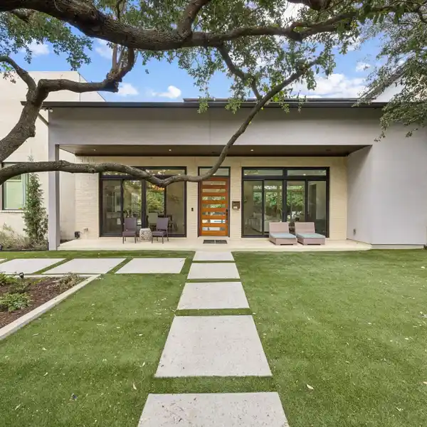 SLEEK CUSTOM DESIGN WITH RESORT-STYLE LIVING