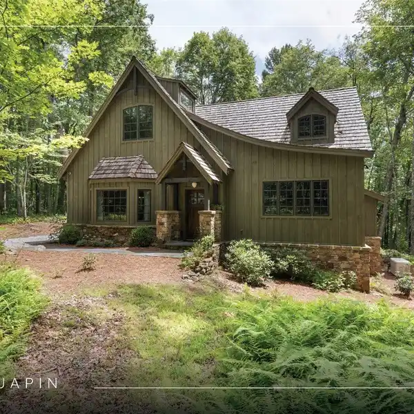 CHARMING CUSTOM MOUNTAIN COTTAGE