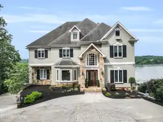 Expansive Luxury Meets Iconic Lakefront Lifestyle