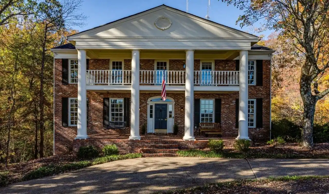 Southern Living Colonial Brick Classic in Amazing Location