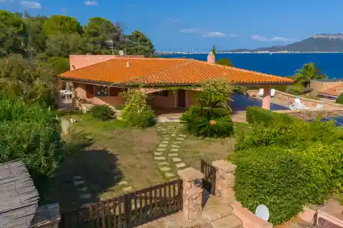 Four Bedroom Villa Overlooking the Sea
