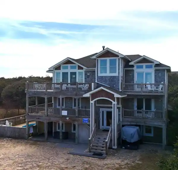 LUXURY BEACH LIVING