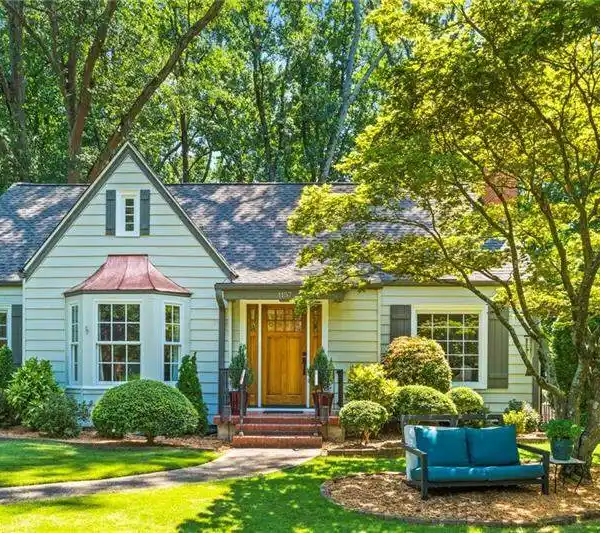 CHARMING COTTAGE IN THE HEART OF VIRGINIA-HIGHLAND