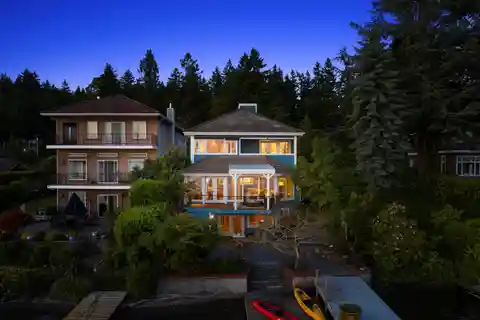 Lake Washington Waterfront Residence in an Arboretum-Like Setting