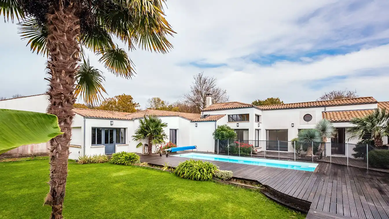 Architect-designed House in a Privileged Neighborhood