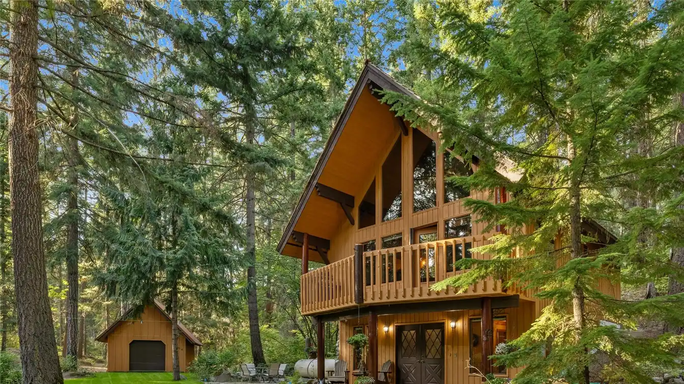 Beautiful Northwest Chalet on a Wooded Lot
