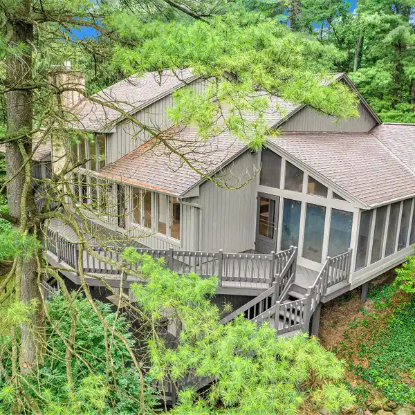 BEAUTIFULLY UPDATED SAGINAW HILLS HOME