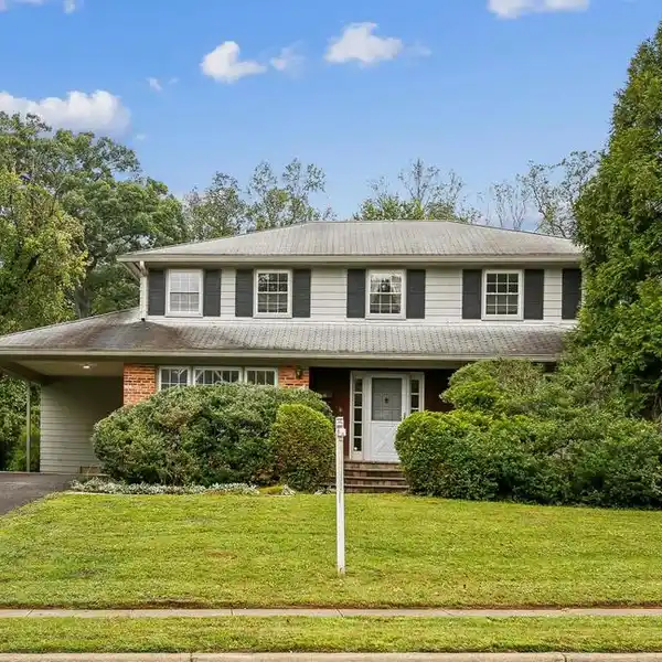 GRAND COLONIAL ON EXPANSIVE LOT