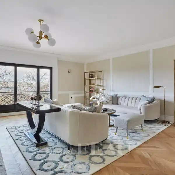 TOTALLY RENOVATED APARTMENT OVERLOOKING THE CHAMP DE MARS