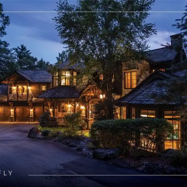 THE ULTIMATE MOUNTAIN LODGE SHOWCASING A STUNNING WHITESIDE MOUNTAIN BACKDROP