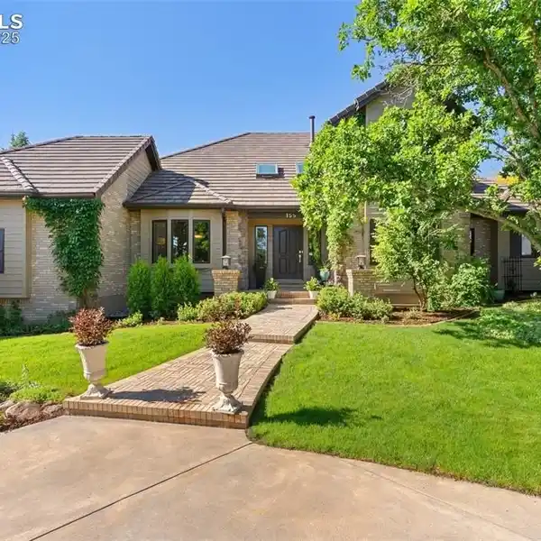STUNNING CUSTOM HOME WITH INDOOR-OUTDOOR LIVING