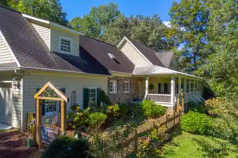 Country Manor in the Heart of Persimmon Valley