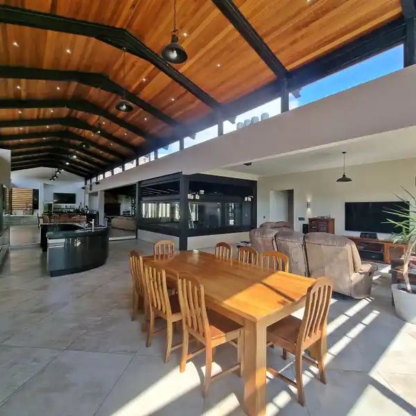 FOUR BEDROOM HOUSE FOR SALE IN MIDSTREAM HILL ESTATE